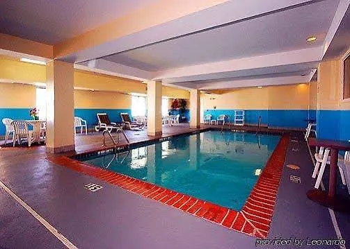 Quality Inn Memphis Northeast Near I-40 2*,