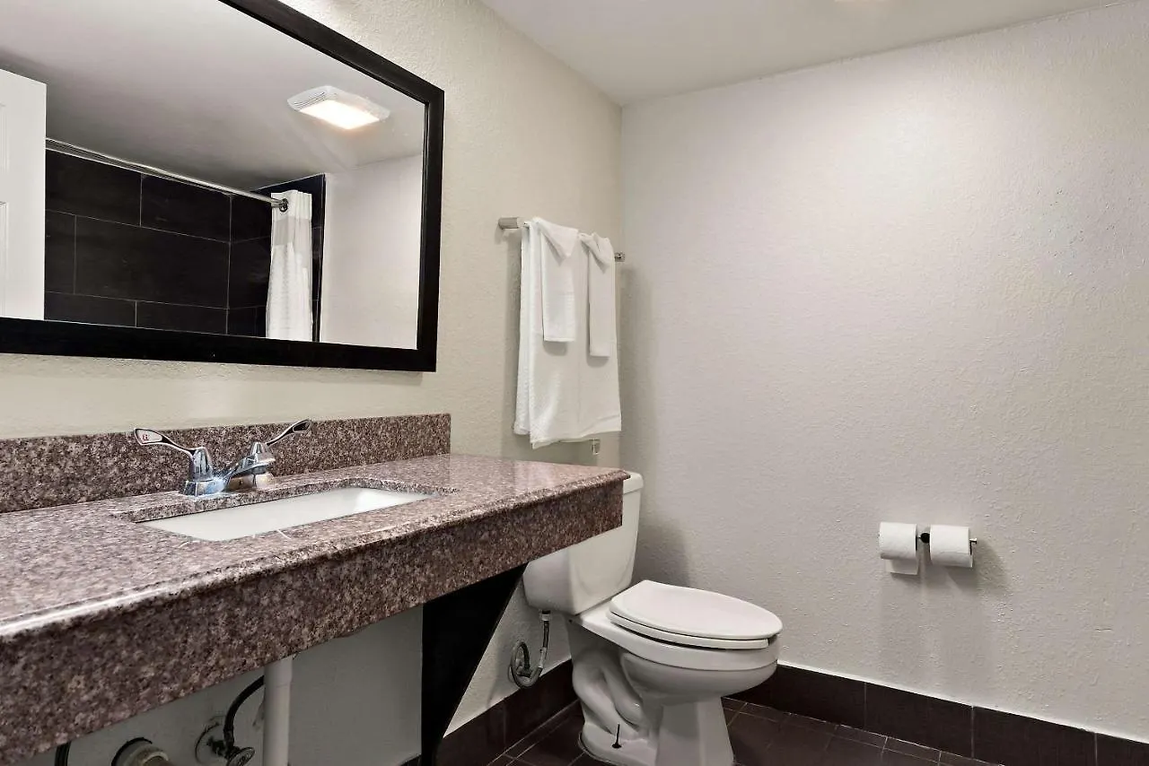 Quality Inn Memphis Northeast Near I-40 2*,