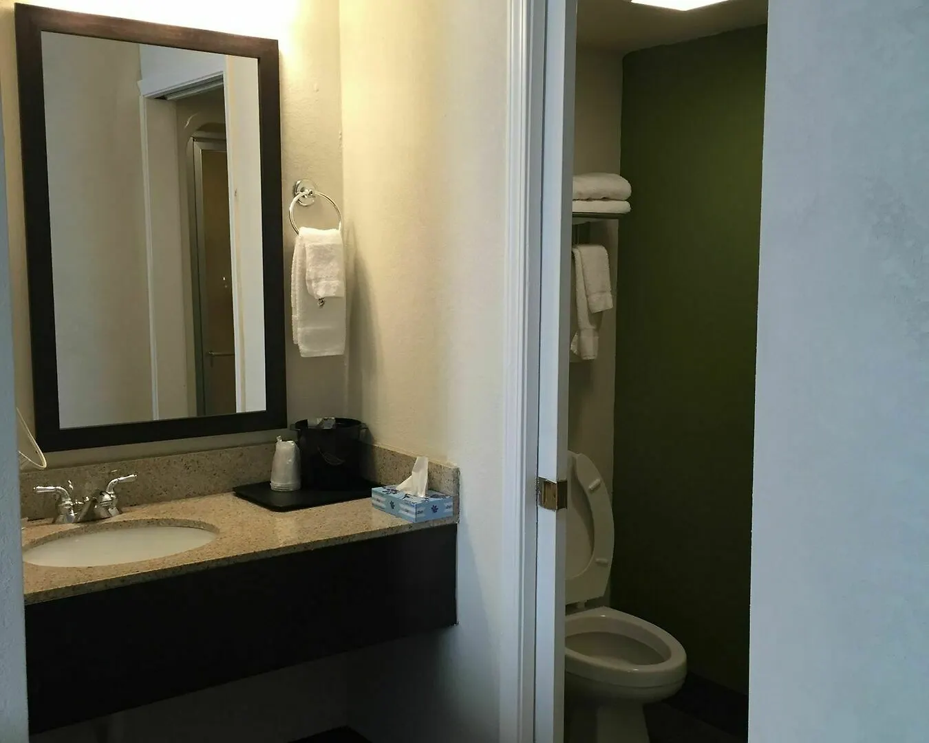 Quality Inn Memphis Northeast Near I-40 2*,