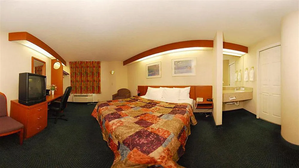 Quality Inn Memphis Northeast Near I-40 2*,